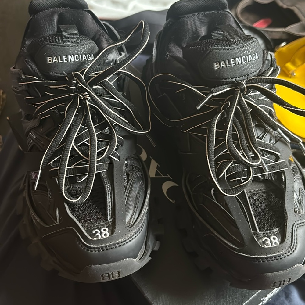 Balenciga tracks